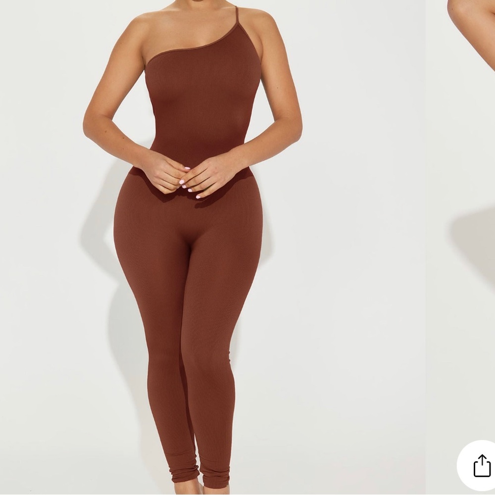 I’m selling a fashionova Marlo Seamless Jumpsuit in color chocolate, size M/L